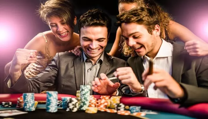 Khám phá một số thông tin về nhóm kéo Baccarat là gì tại FA88